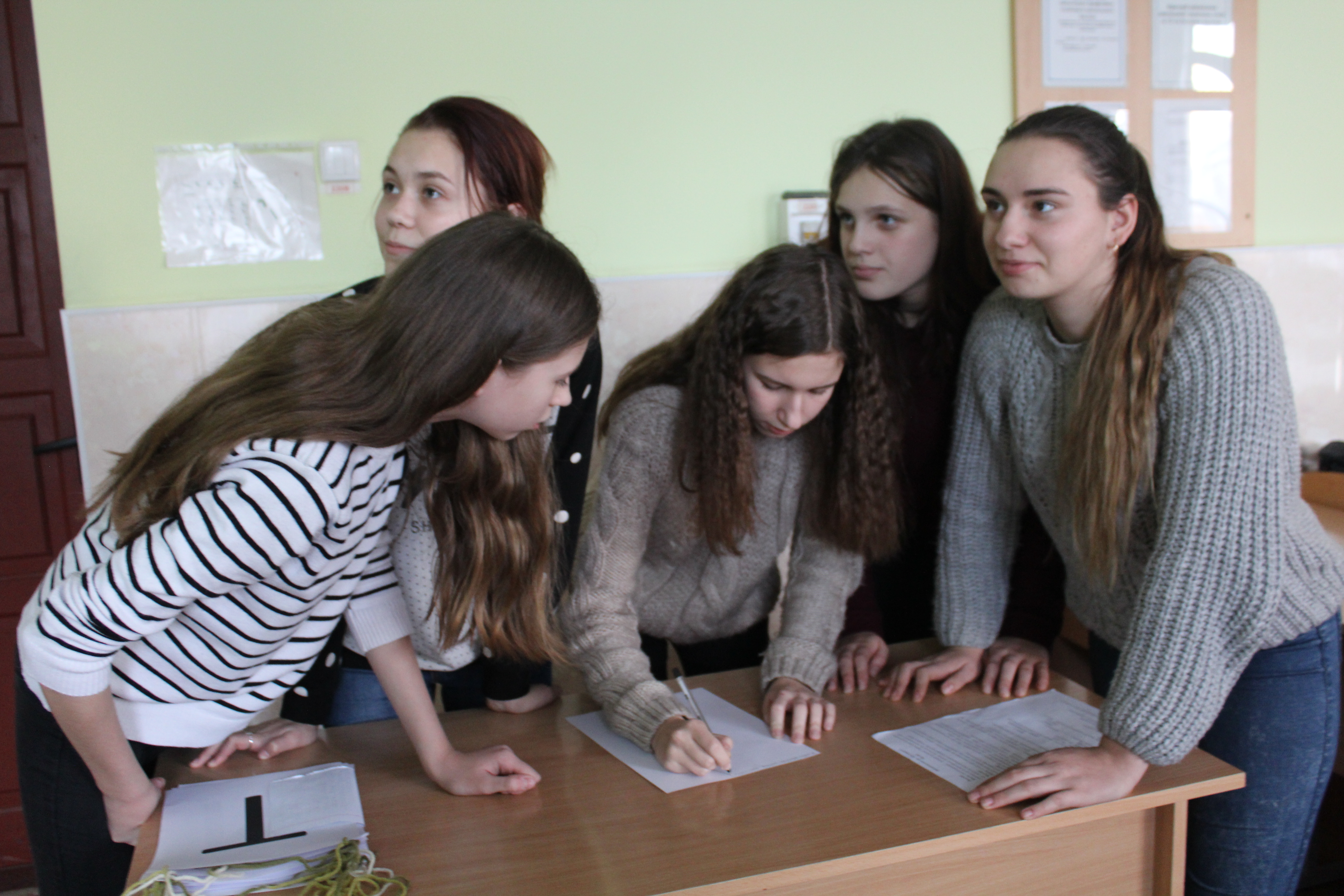 Інтелектуально-розважальна гра «Хто зверху?»